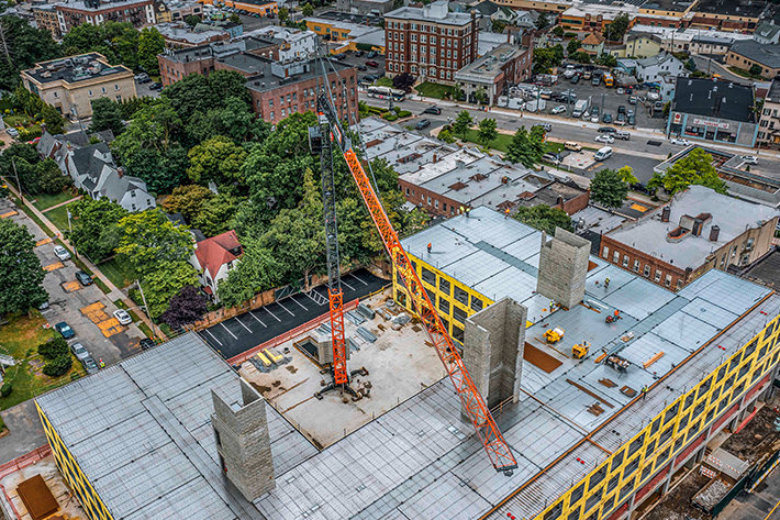 New York: Liebherr-Kran 125 K está construyendo un edificio residencial de ocho plantas